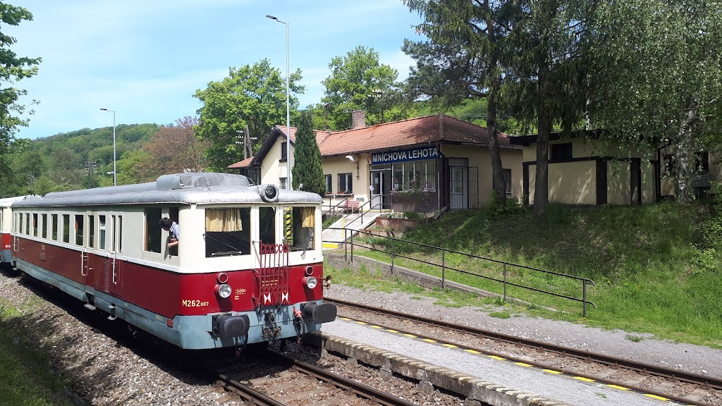 Železničná stanica Mníchova Lehota ŽELEZNIČNÁ STANICA