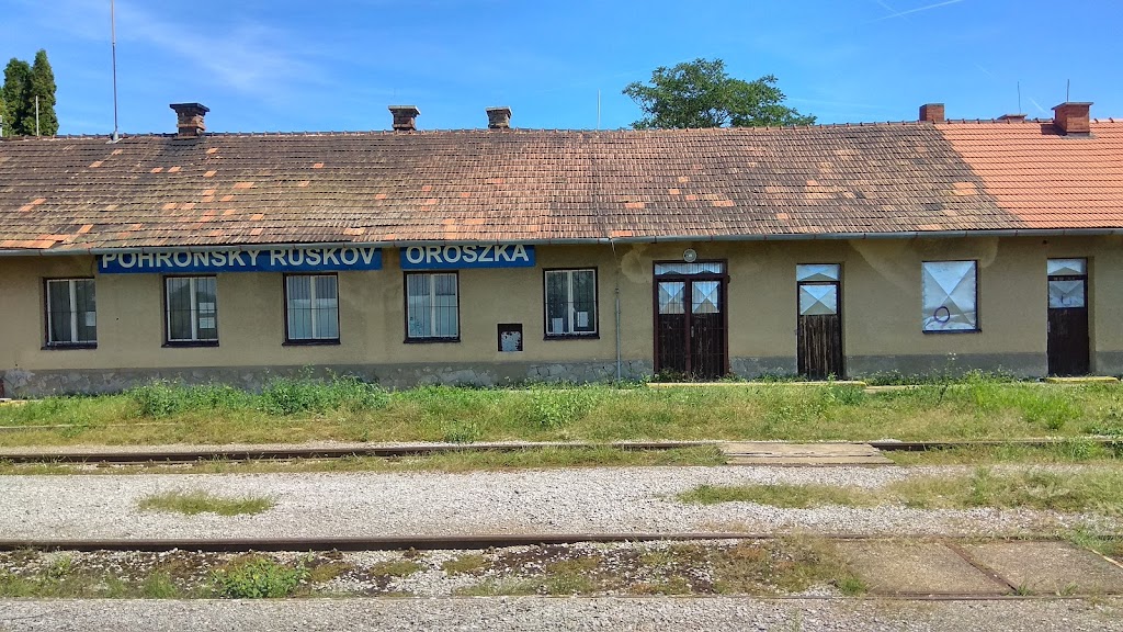 Železničná stanica Pohronský Ruskov ŽELEZNIČNÁ STANICA
